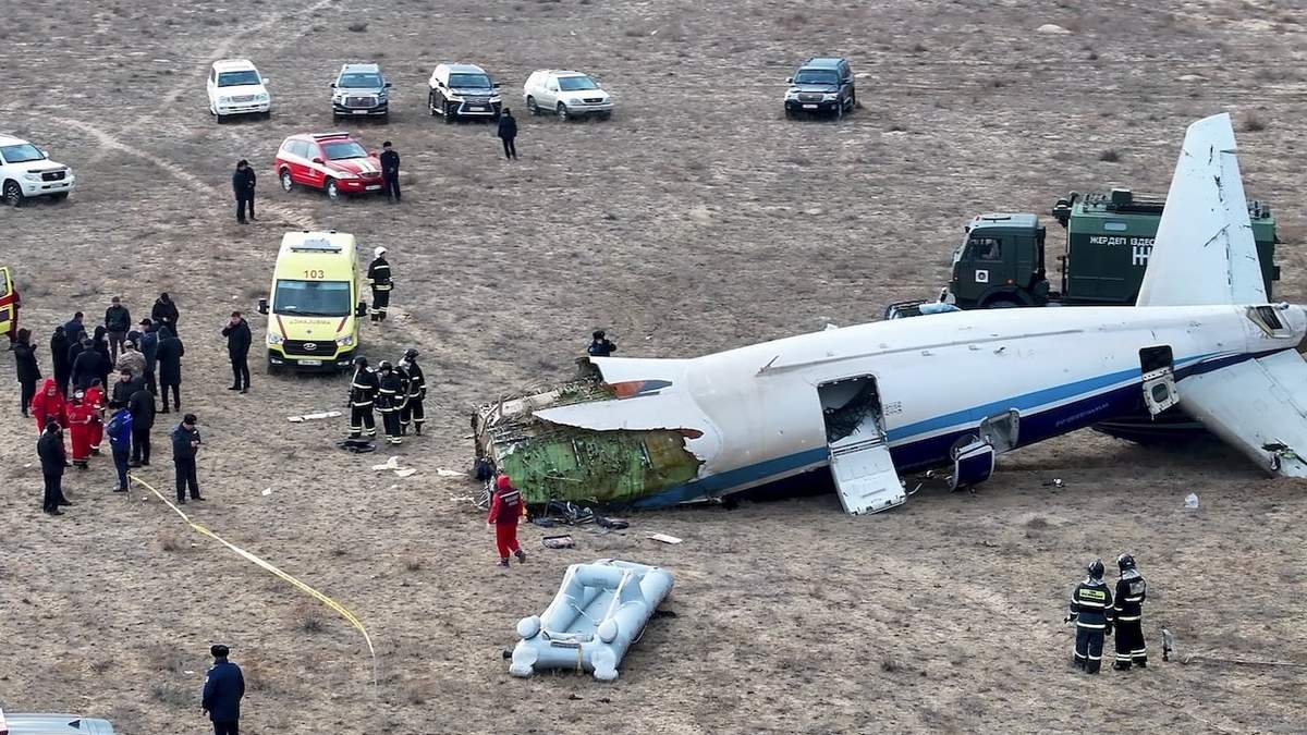 Los restos del avión Embraer 190 de Azerbaijan Airlines yacen en el suelo cerca del aeropuerto de Aktau