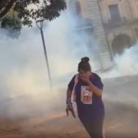 Con gas lacrimógeno y balas de goma, policías reprimen a mujeres durante el 8M en Oaxaca