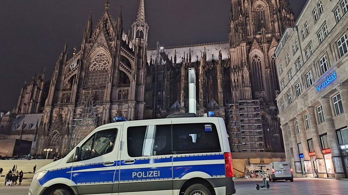 Una camioneta policial permanece estacionada frente a la catedral de Colonia, Alemania