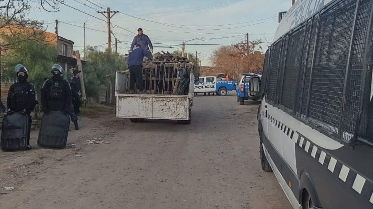 El allanamiento fue en un domicilio de la calle Los Barreales de Centenario: (Facebook)