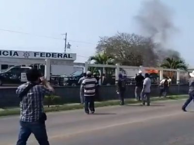 A balazos y tubazos se enfrentan pobladores y Fuerza Civil en el sur de Veracruz (Video)