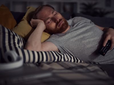 Qué significa para la psicología ese hábito de dormirte con la tele: ¿costumbre o señal emocional?