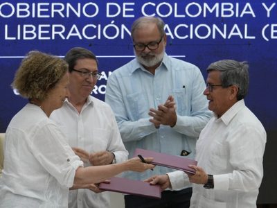Colombia suspende diálogos de paz con rebeldes del ELN y los acusa de crímenes de guerra