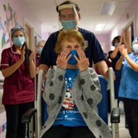 Una mujer de 90 años de Reino Unido, la primera en el mundo en recibir la vacuna de Pfizer