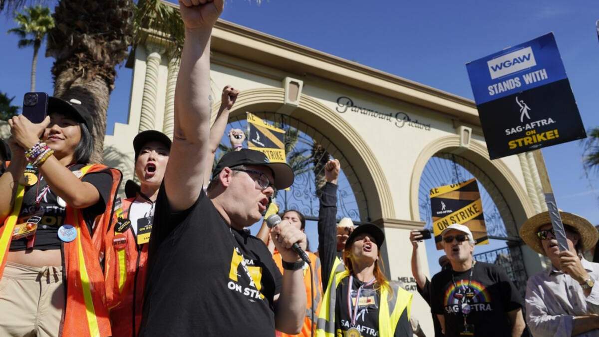 El principal negociador del sindicato de actores SAG-AFTRA Duncan Crabtree-Ireland (izq.) durante una protesta de actores en huelga frente al estudio de Paramount Pictures