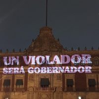 "Un violador será gobernador", feministas vuelven a proyectar mensajes en Palacio Nacional