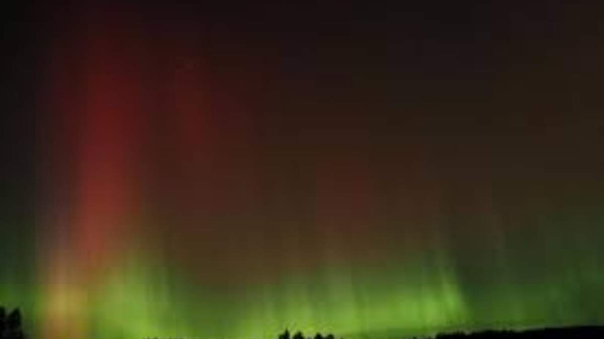Una aurora boreal es vista en el cielo nocturno el jueves 10 de octubre de 2024, en Moscow, Idaho