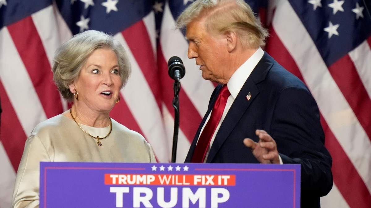 Donald Trump, llama al escenario a Susie Wiles, durante un evento para dar seguimiento a la jornada electoral