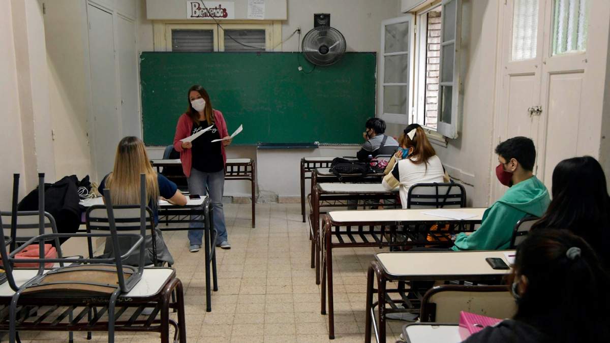Clases presenciales en pandemia. Fuente: (Twitter)