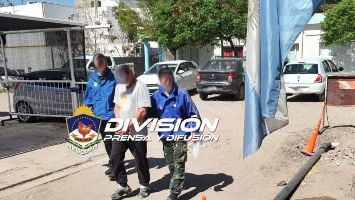 Hombre detenido por la Policía de Neuquén en Centenario. Fuente: (Prensa Policía)