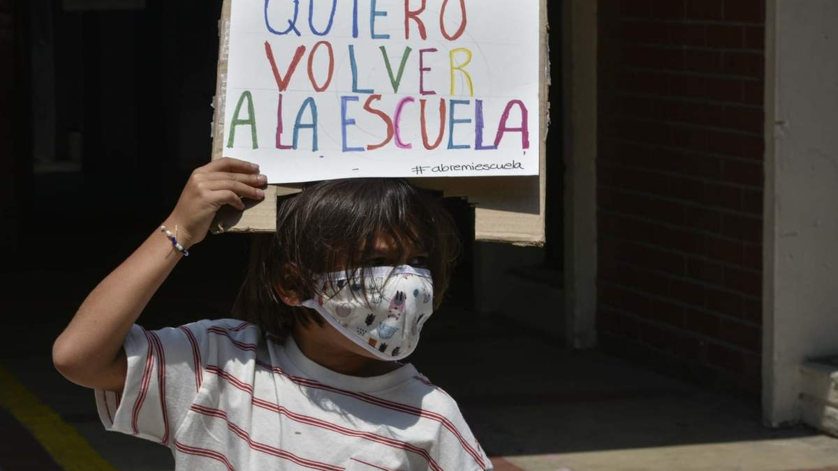 Un  niño pide regresar a clases presenciales