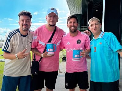 Lionel Messi posó con una camiseta de Boca