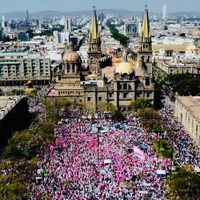 Protesta en favor del INE en Guadalajara reúne a 30 mil personas