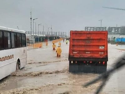 Lluvias provocan nueva inundación en obras de la refinería de Dos Bocas
