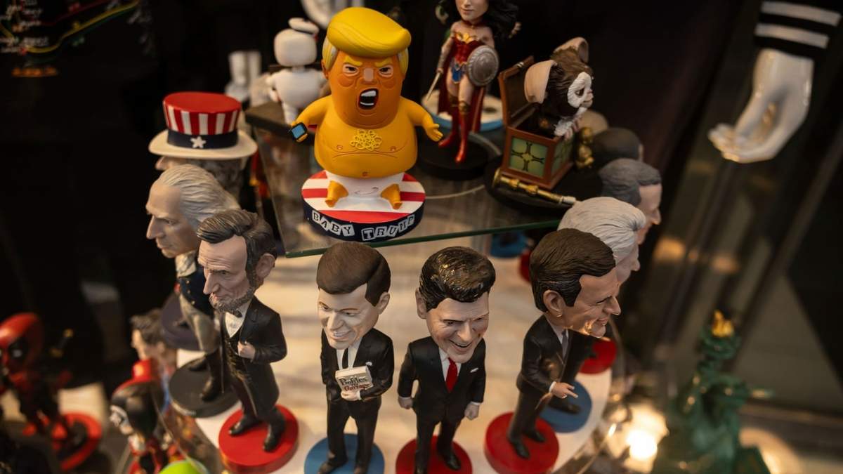 Figurines de expresidentes de EEUU a la venta en una tienda de Times Square, Nueva York, el martes 8 de abril de 2025