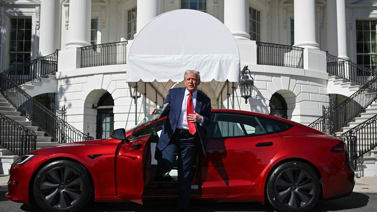 El presidente Donald Trump se baja de un vehículo Model S de Tesla rojo en el jardín sur de la Casa Blanca, en Washington