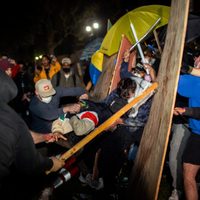 Manifestantes contra guerra en Gaza y detractores se enfrentan en campus universitarios de EU