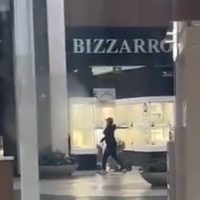 Con mazos, dos hombres rompen cristales e intentan robar una joyería Bizarro en San Ángel (Videos)
