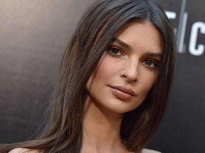 ¡Hecha un fuego! Emily Ratajkowski desde su camita posa con una diminuta prenda que apenas la cubre