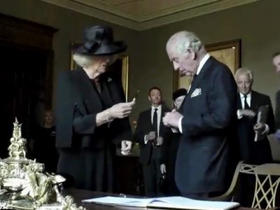 "No soporto esta maldita cosa": el rey Carlos III pierde la calma y desata controversia (Videos)