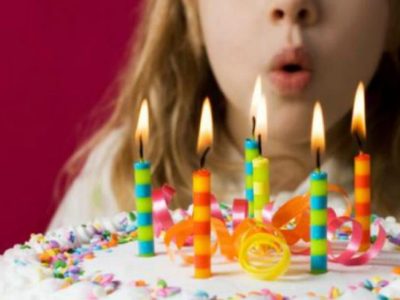 Soplar velitas en el cumpleaños: desde la Antigua Grecia a la vida por Zoom