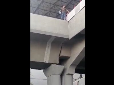Hombre se lanza desde estación del metro en Monterrey y cae sobre un auto