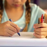 No tirés los crayones viejos, así podés usarlos para entretener a los más chicos en casa
