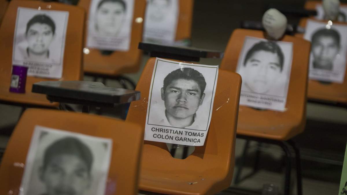 Fotos de los normalistas desaparecidos en las aulas de la Normal Raúl Isidro Burgos de Ayotzinapa
