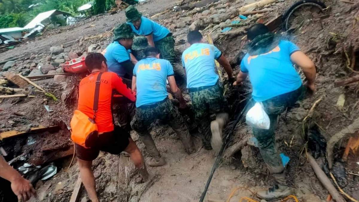 Rescatistas extraen cadáveres de un deslave en la provincia de Maguindanao, Filinpias