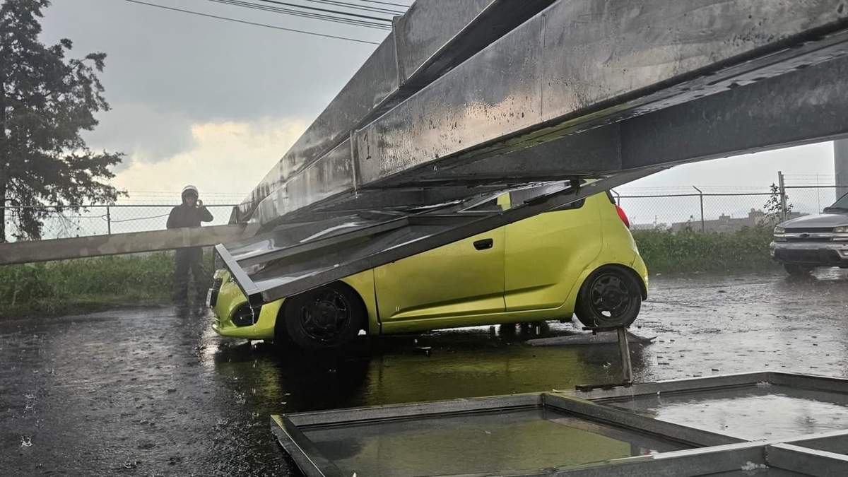 Un automóvil dañado por el anuncio espectacular