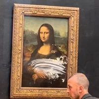Un hombre lanzó un pastel a la Mona Lisa tras burlar seguridad en el Louvre (Video)