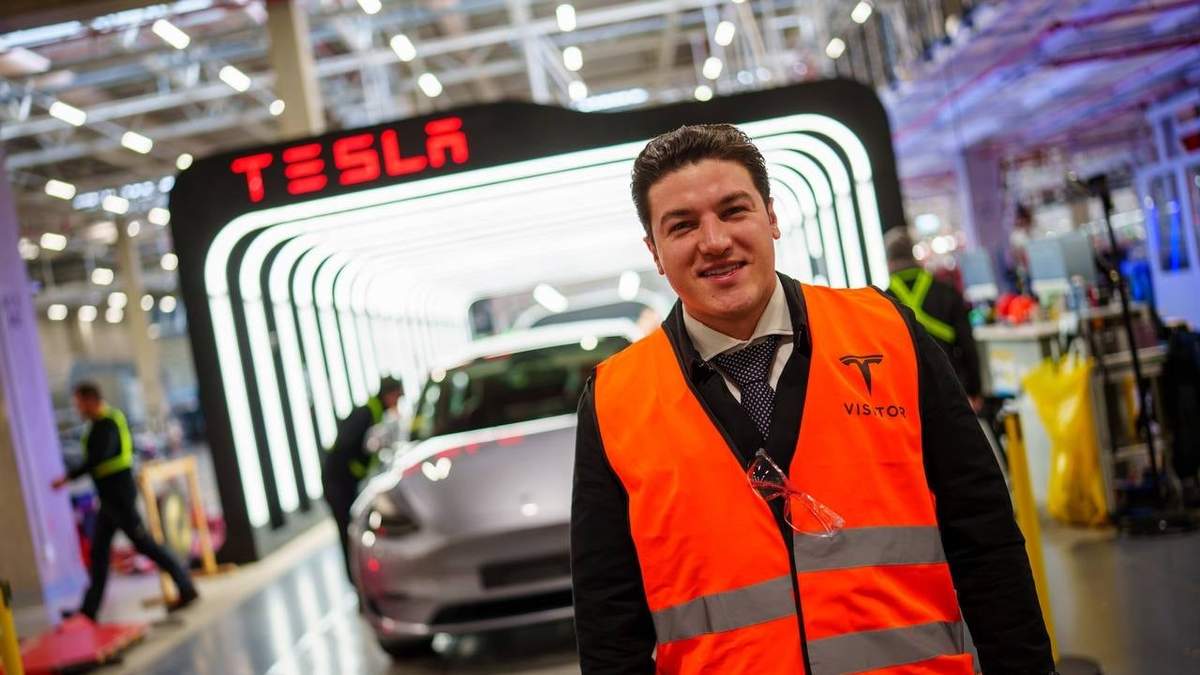 Samuel García en la Gigafactory de Tesla en Berlín