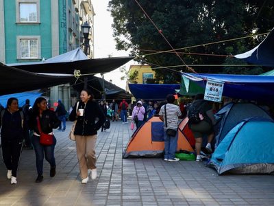 Maestros de Oaxaca se van a paro e instalan plantón para exigir mejoras laborales