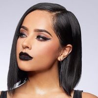 ¿Estás listo? A Becky G se le abrió el blazer y... ¡debajo no había nada!