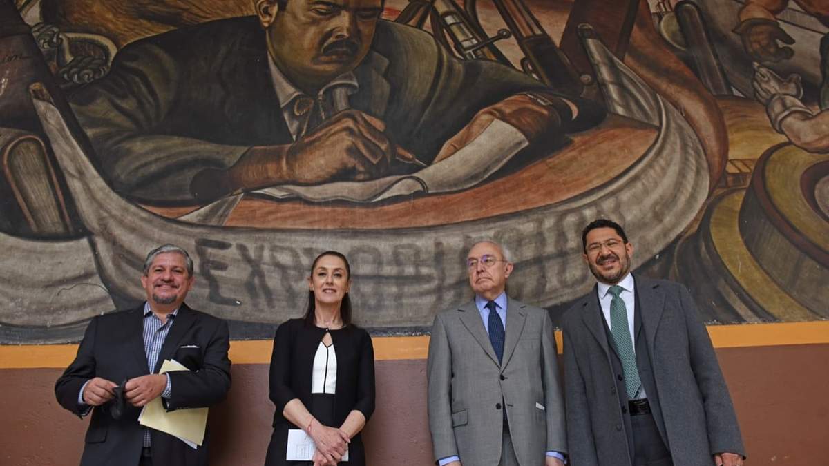 El secretario de Gobierno, Martí Batres, en un evento con Claudia Sheinbaum