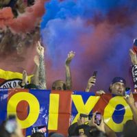 Barras del Barcelona y Espanyol fueron a donar por coronavirus y terminaron a las piñas