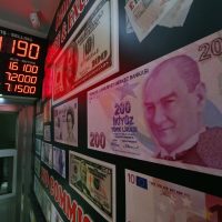 Golpeado por la depreciación de la lira turca, el peso abre semana en 19.42 por dólar
