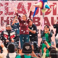 Sheinbaum suple Himno Nacional por villancicos y piñatas en cierres de mítines