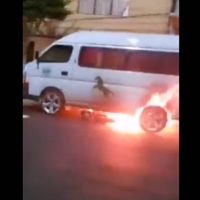 Combi embiste a una moto y la arrastra en llamas entre Iztapalapa y Neza (Video)