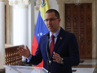 Venezuela denuncia la "grosera injerencia" británica por financiar a medios opositores