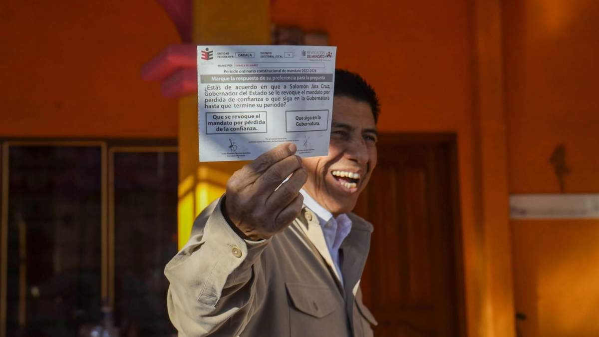 Salomón Jara tras votar en la consulta de revocación de mandato del 25 de enero