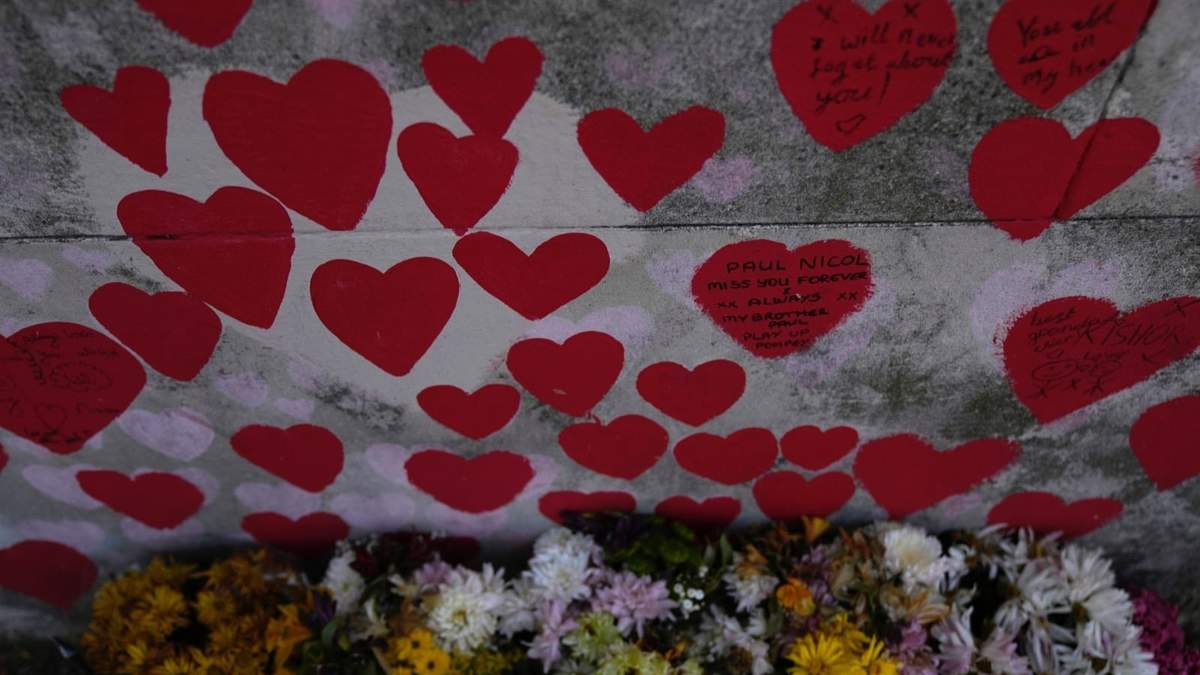 Ciudadanos colocaron flores en el Muro Conmemorativo Nacional del Covid, dedicado a los muertos en la pandemia