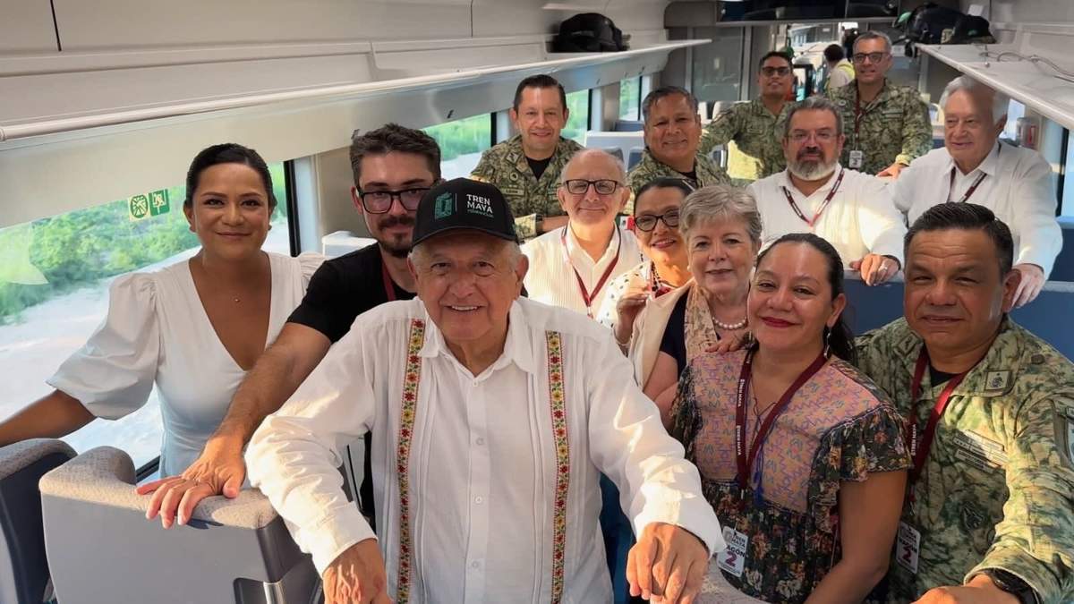 El presidente López Obrador con funcionarios en el Tren Maya