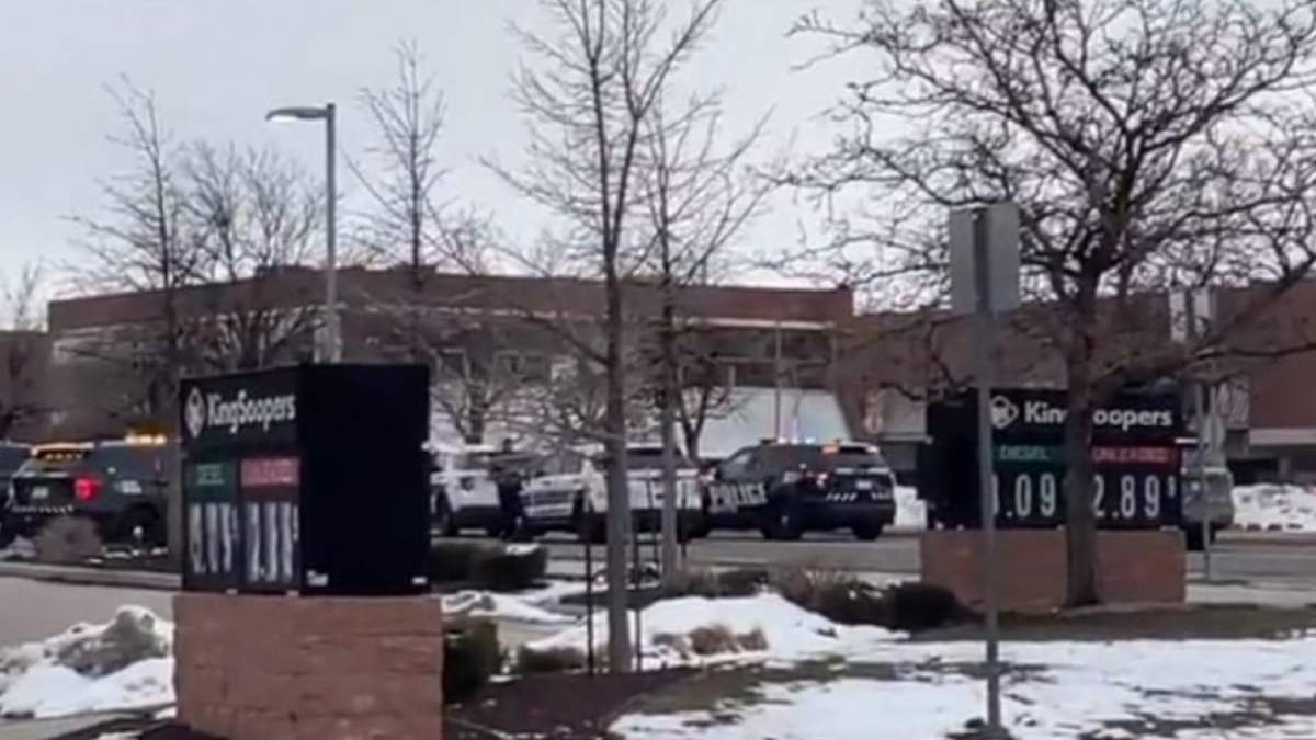 Los hechos tuvieron lugar en torno a las 15:00 horas del lunes, cuando un hombre armado irrumpió en el centro comercial King Soopers