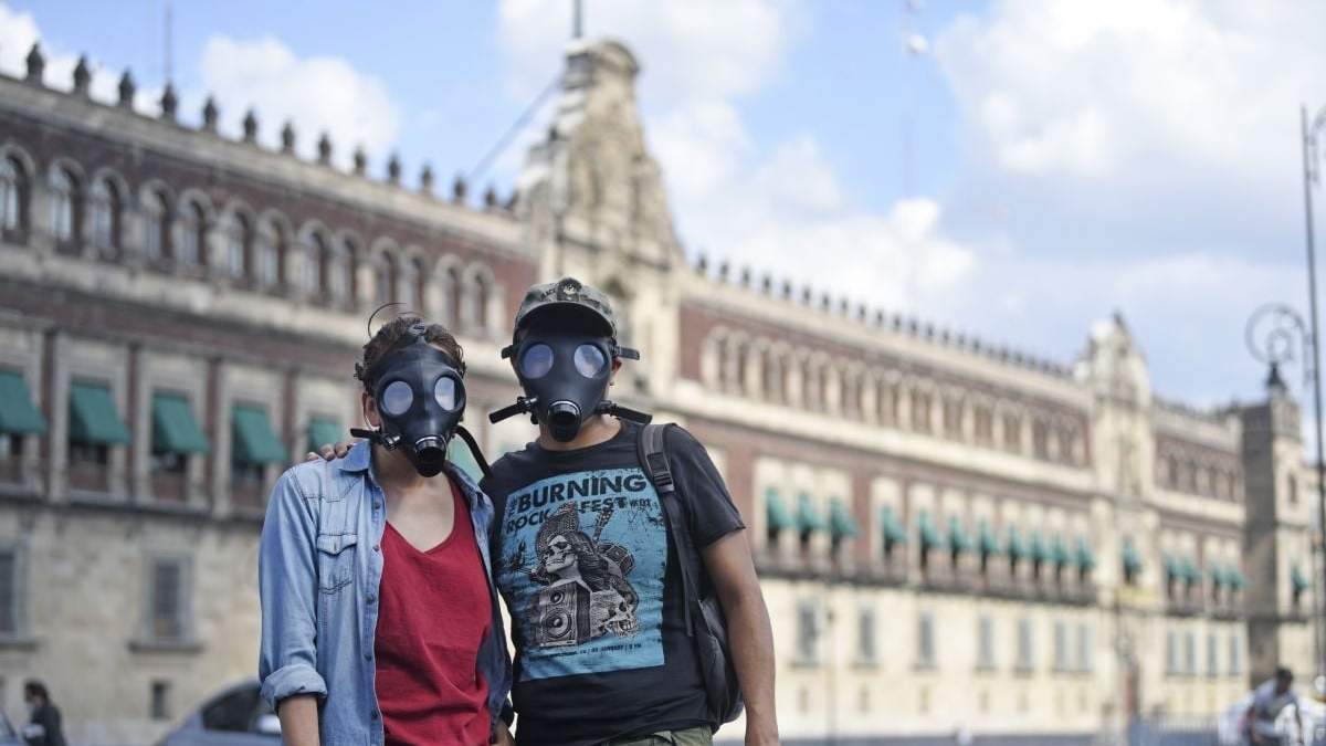 Jóvenes con caretas en la cdmx