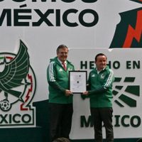 Marcelo Ebrard entrega distintivo “Hecho en México” a la Selección Mexicana de futbol (Video)