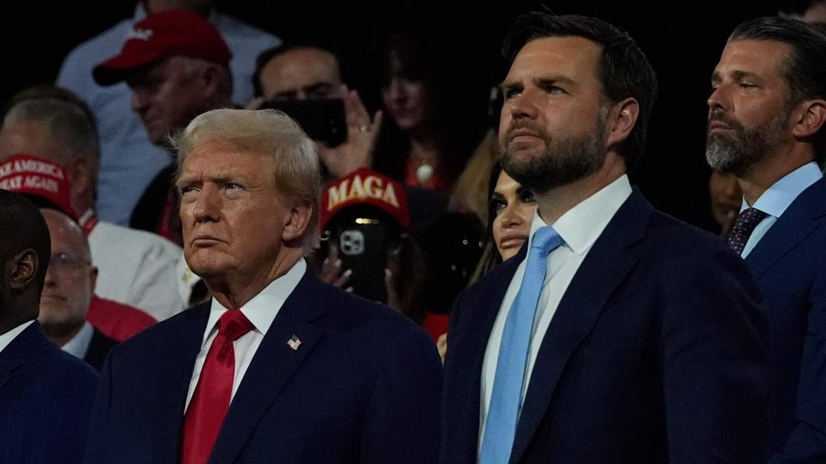El candidato presidencial republicano, el expresidente Donald Trump, aparece con el simpático candidato presidencial JD Vance