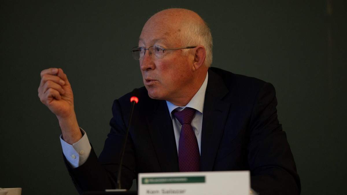 El embajador Ken Salazar