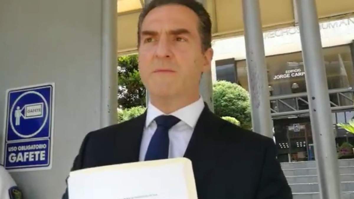 Adrián de la Garza afuera de la CNDH