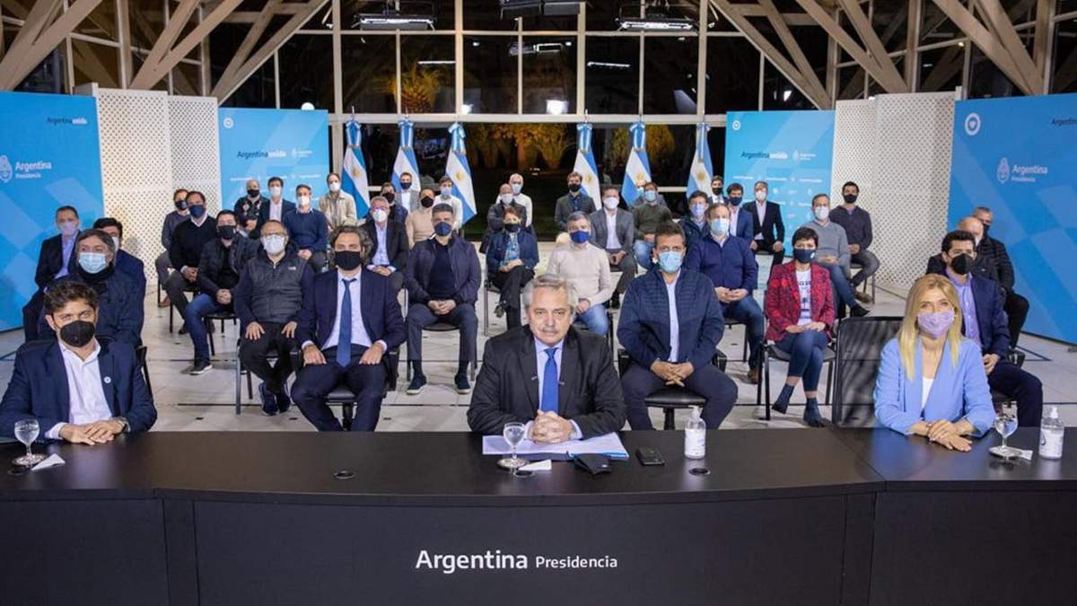 Alberto Fernández junto a los intendentes. Fuente: (Twitter)